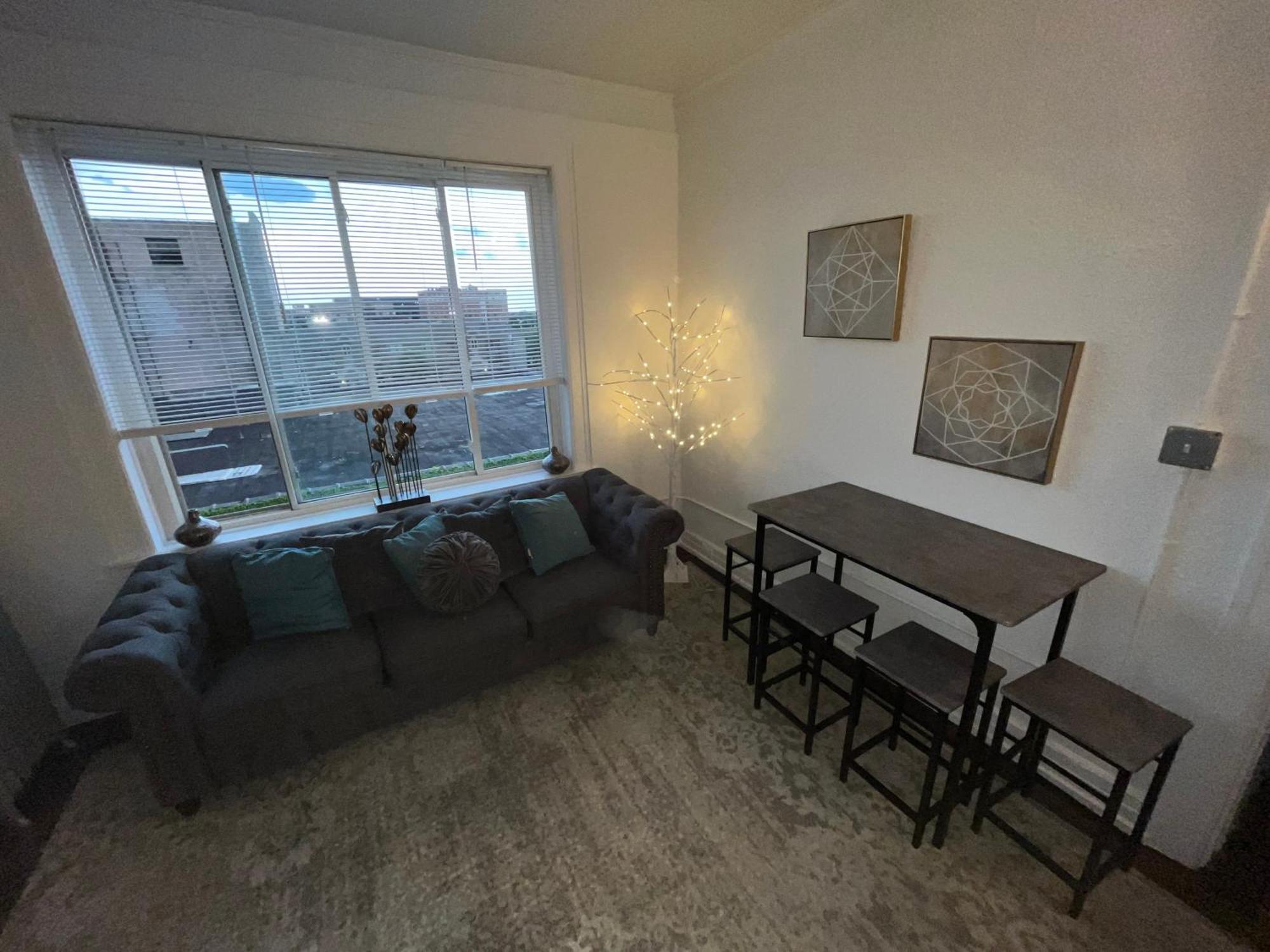 2 Bedroom Stylist Apartment Detroit Exterior photo